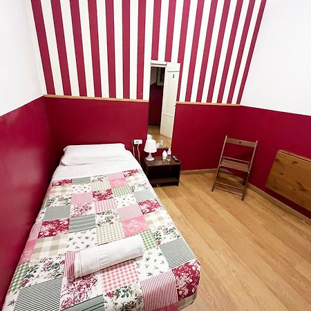 Hostal La Casa De La Plaza Madrid Eksteriør billede