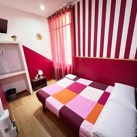 Hostal La Casa De La Plaza Madrid Eksteriør billede
