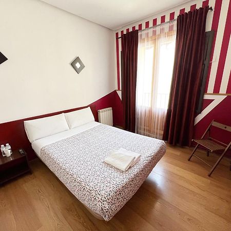 Hostal La Casa De La Plaza Madrid Eksteriør billede