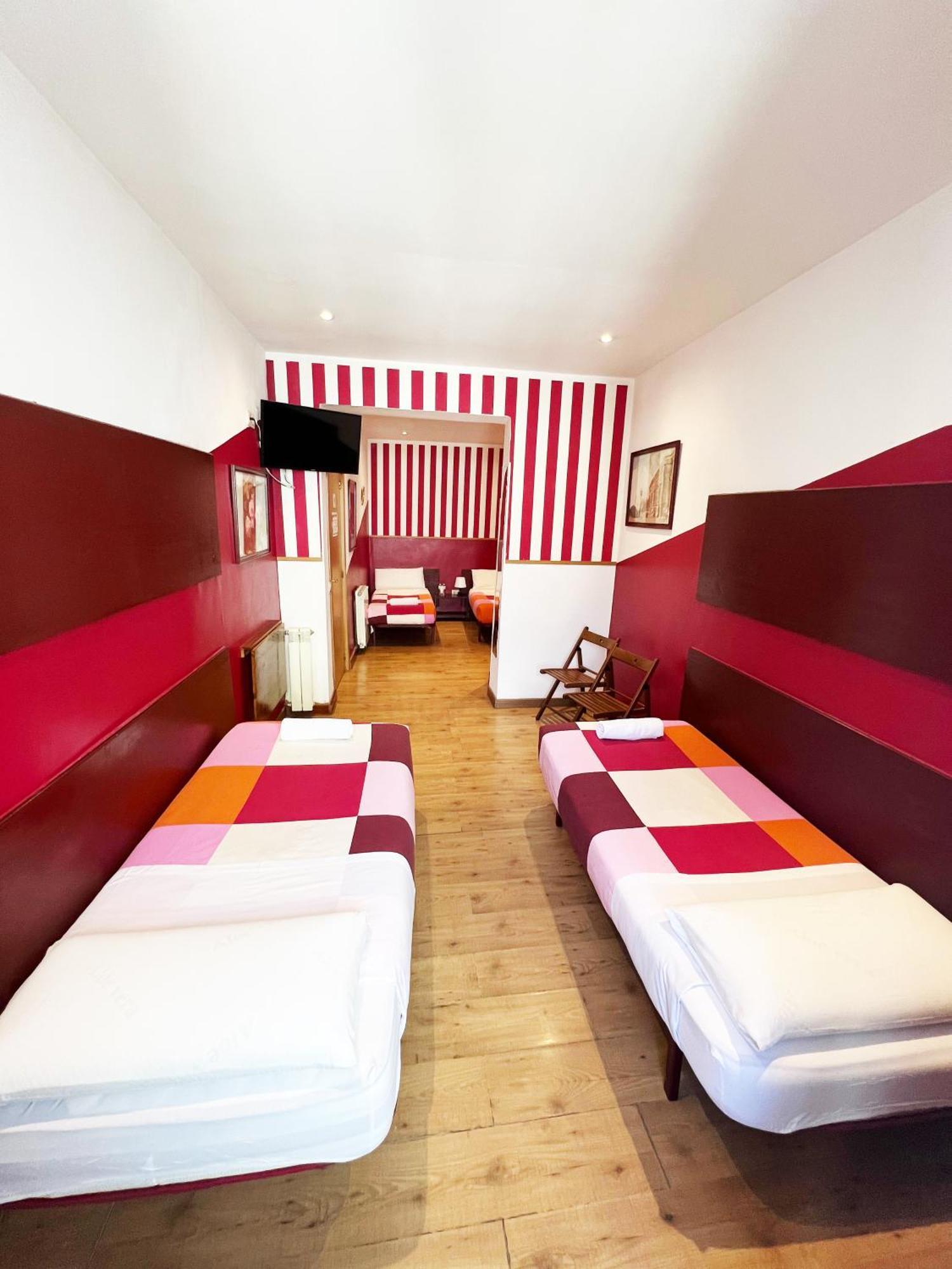 Hostal La Casa De La Plaza Madrid Eksteriør billede