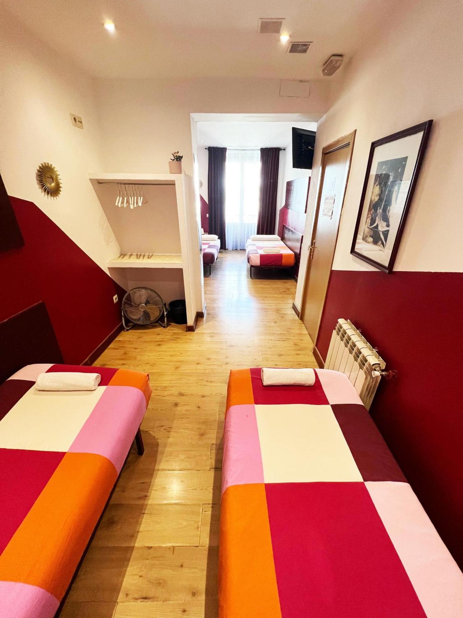Hostal La Casa De La Plaza Madrid Eksteriør billede