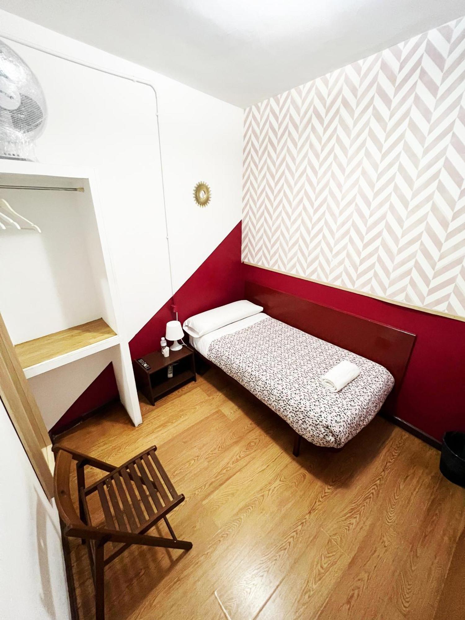 Hostal La Casa De La Plaza Madrid Eksteriør billede
