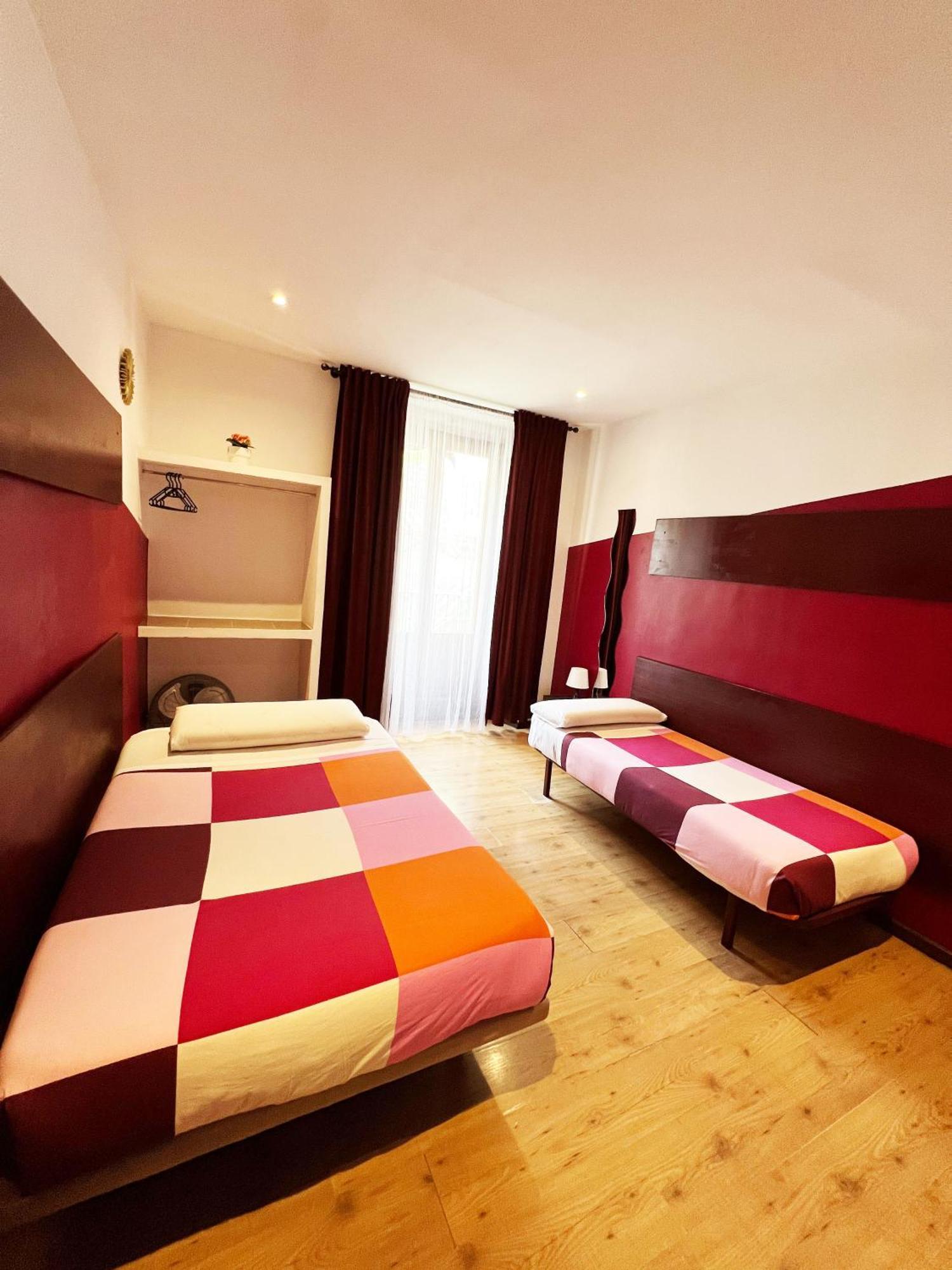 Hostal La Casa De La Plaza Madrid Eksteriør billede