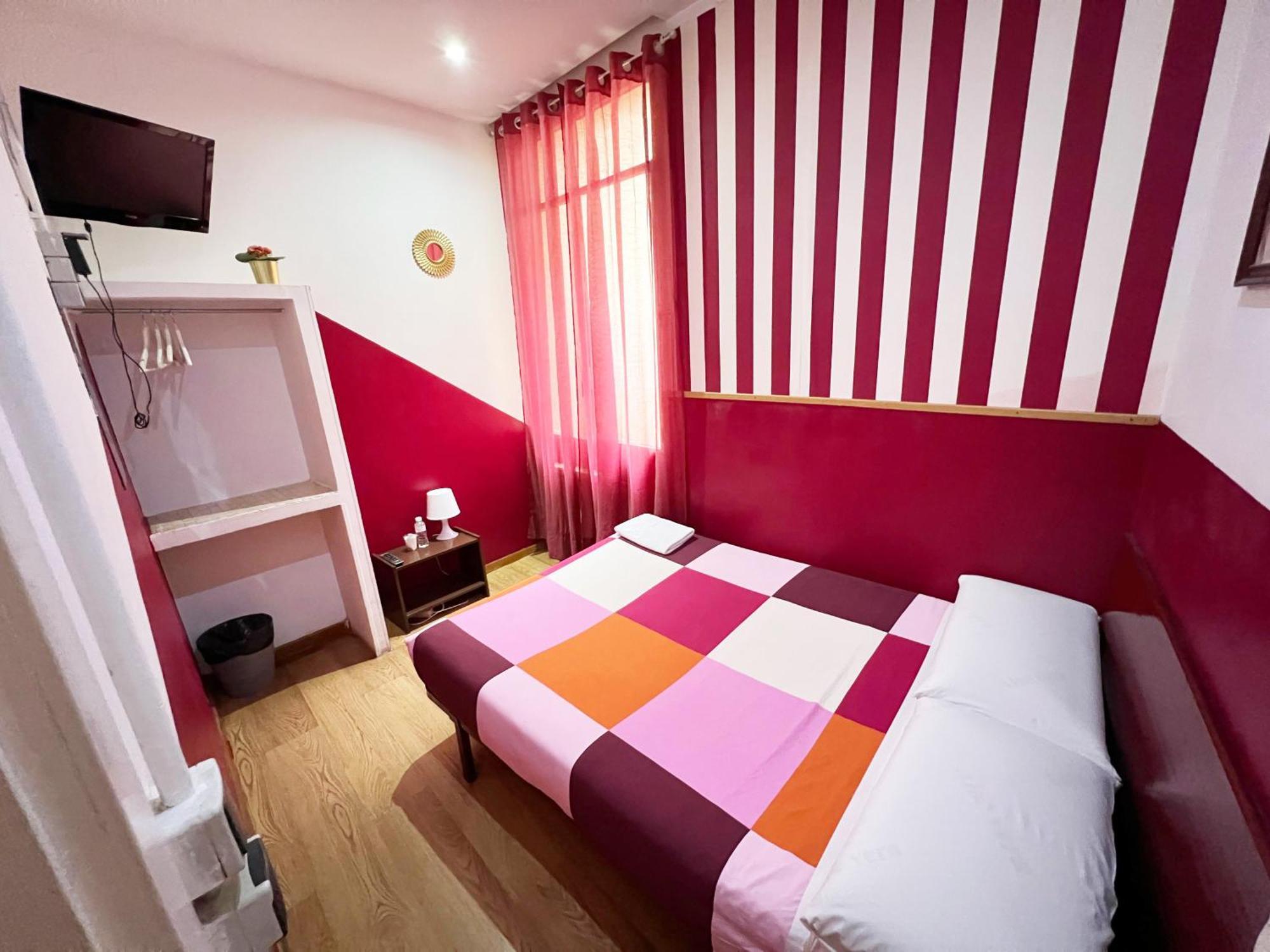 Hostal La Casa De La Plaza Madrid Eksteriør billede