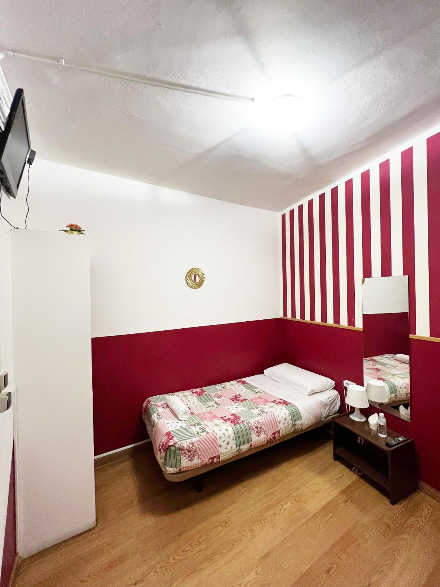 Hostal La Casa De La Plaza Madrid Eksteriør billede