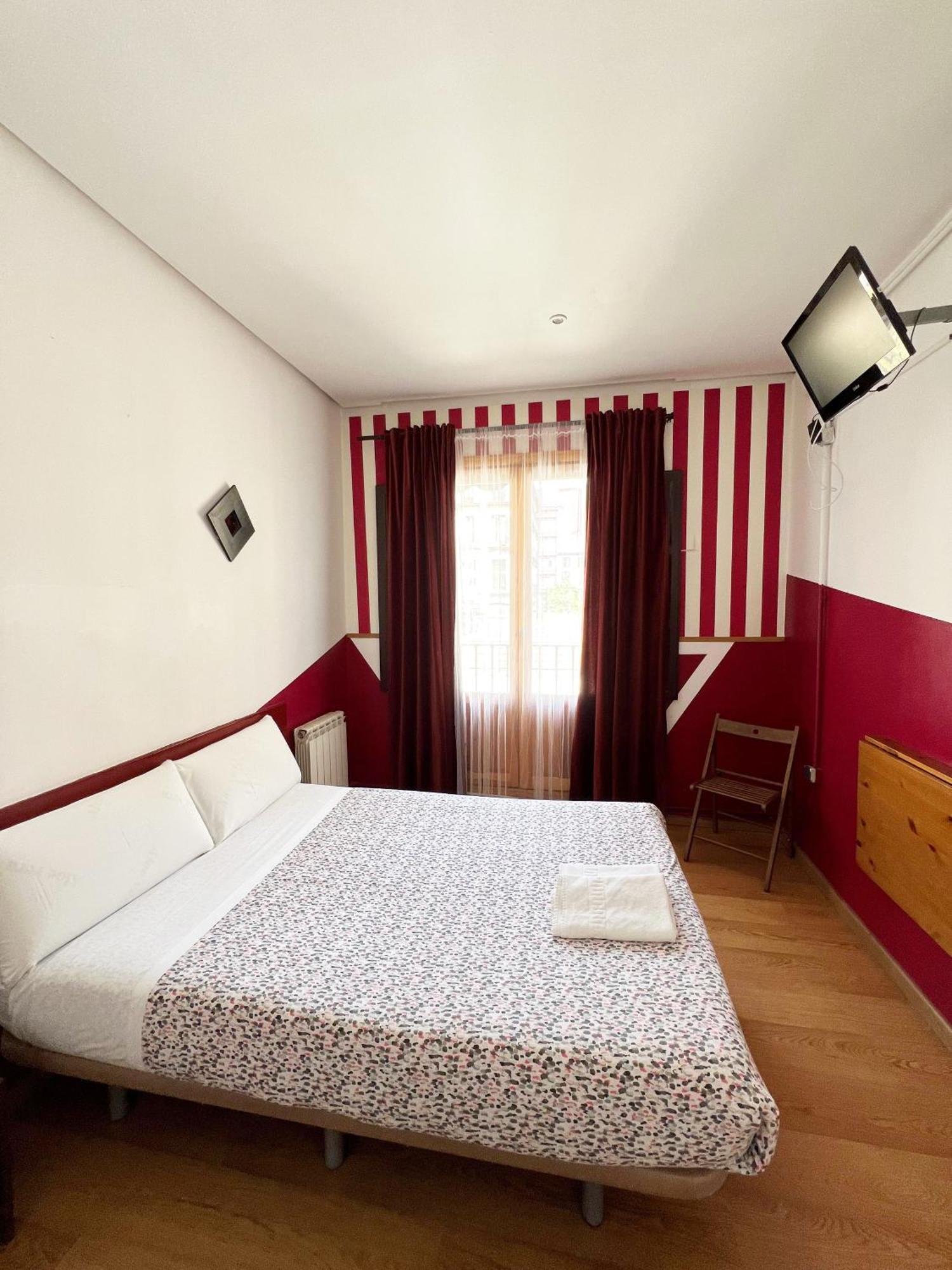 Hostal La Casa De La Plaza Madrid Eksteriør billede