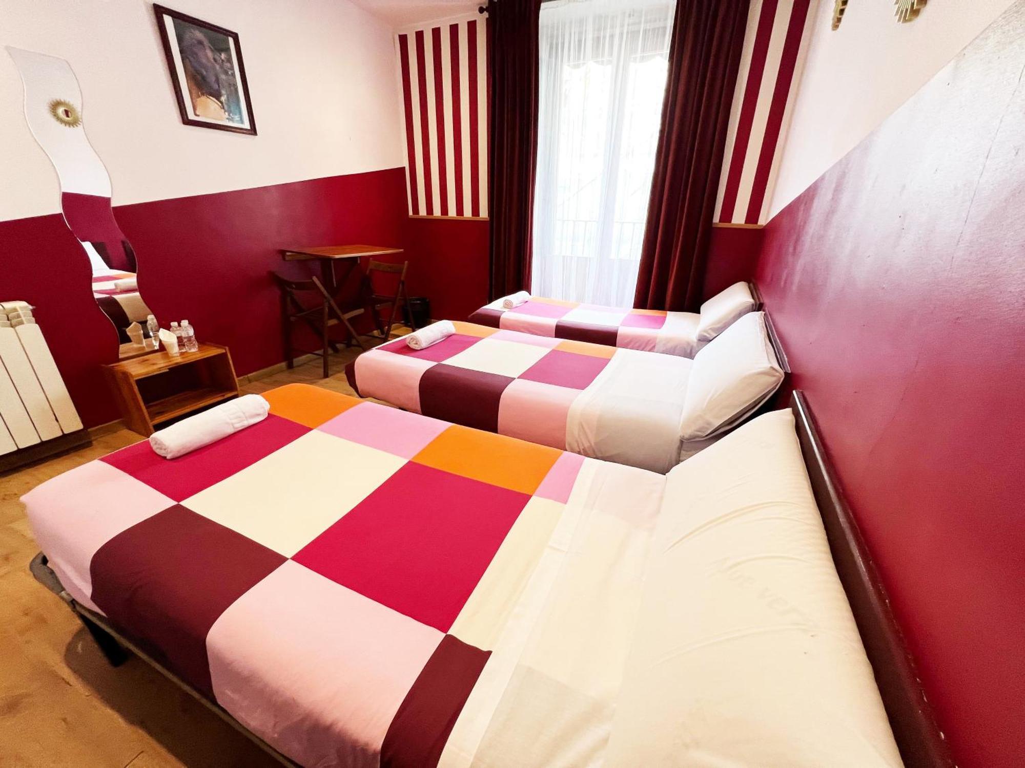 Hostal La Casa De La Plaza Madrid Eksteriør billede