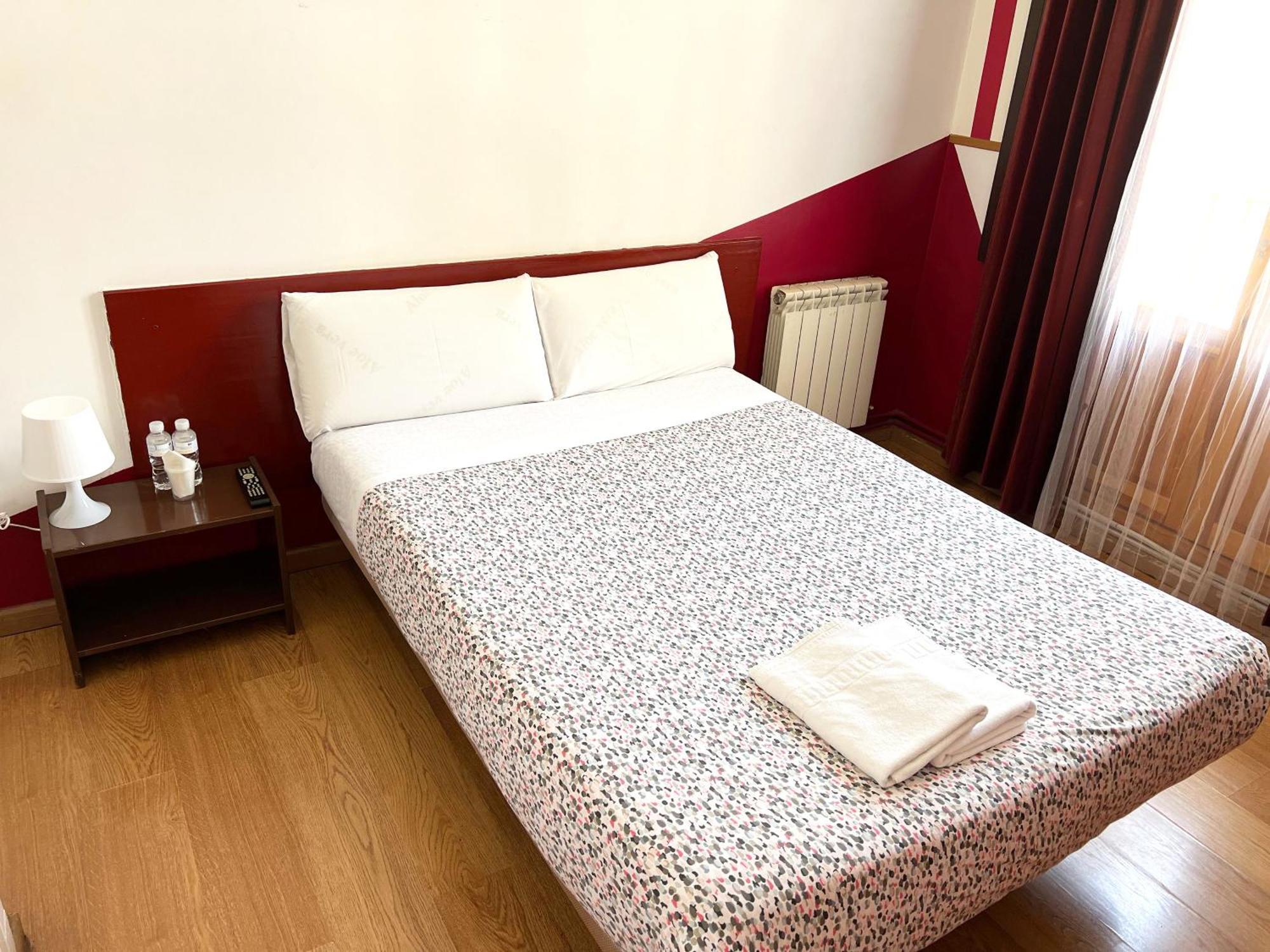 Hostal La Casa De La Plaza Madrid Eksteriør billede