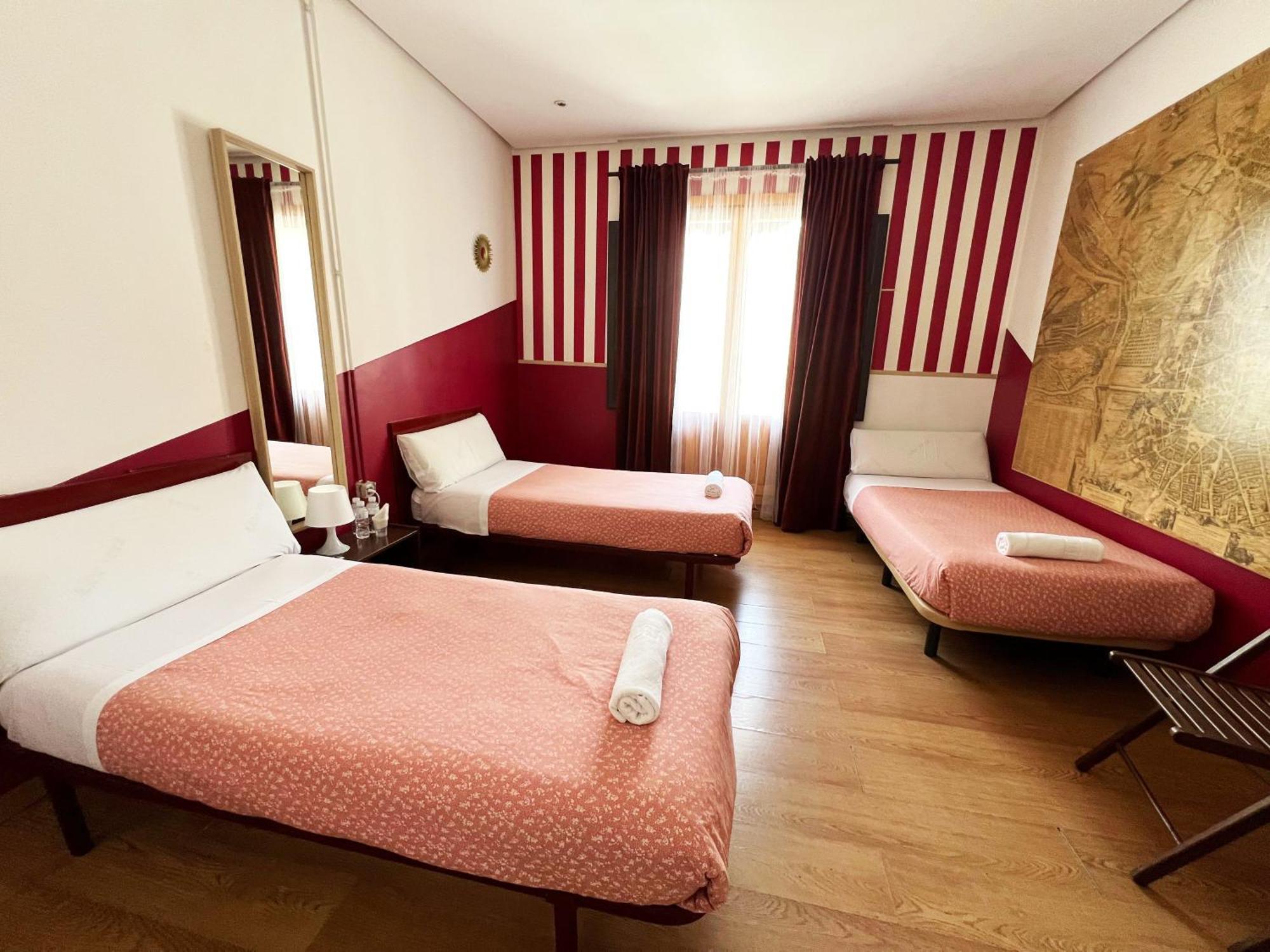 Hostal La Casa De La Plaza Madrid Eksteriør billede