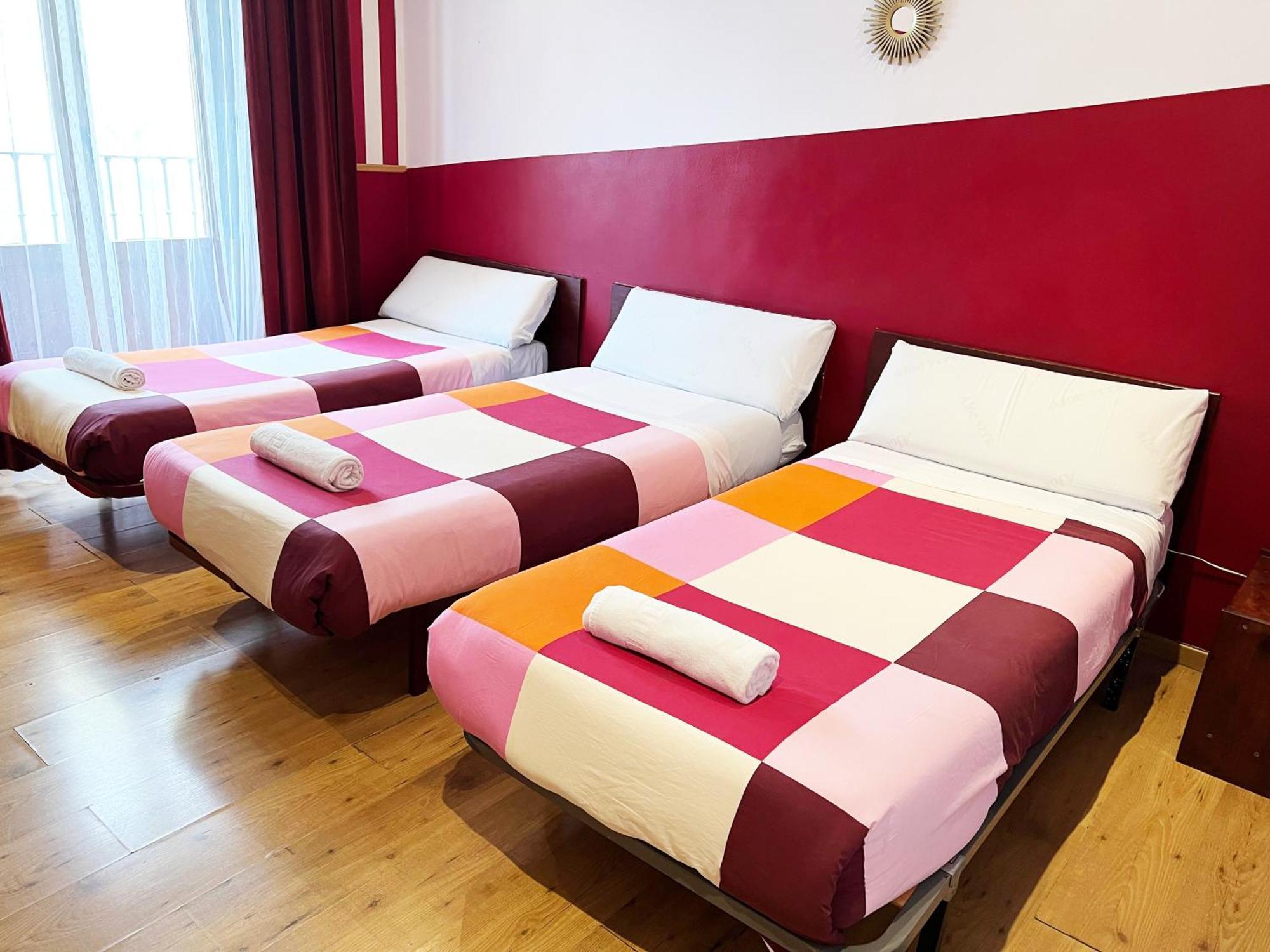 Hostal La Casa De La Plaza Madrid Eksteriør billede