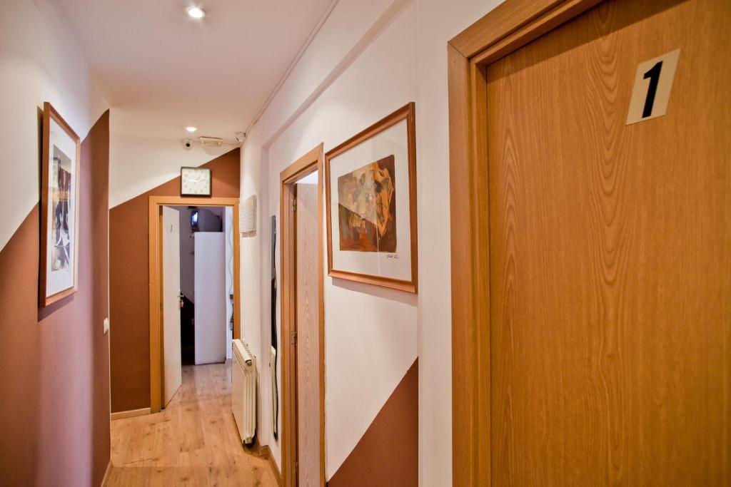 Hostal La Casa De La Plaza Madrid Eksteriør billede